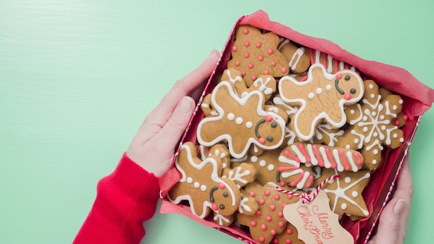 Confezionamento di biscotti di pan di zenzero fatti in casa tradizionali come regali alimentari.