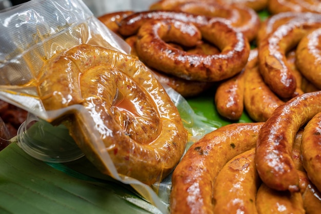 Confezione avvolta di salsiccia piccante Sai Aua nel nord della Thailandia, una famosa salsiccia tradizionale locale cucinata con curry ed erbe in negozio e pronta per la vendita