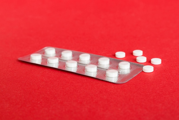Confezione blister con aspirina su sfondo colorato Pillole medicinali su sfondo chiaro Medicinali e pillole da prescrizione sfondo piatto bianco compresse mediche in blister