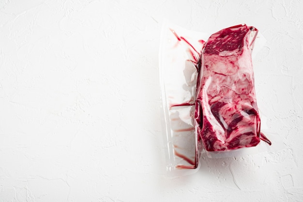 confezione con bistecca di manzo fresca tagliata per sous vide nel set di sacchetti di plastica sottovuoto