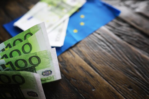 Confezione di banconote da 100 euro e bankground in legno Valuta finanziaria
