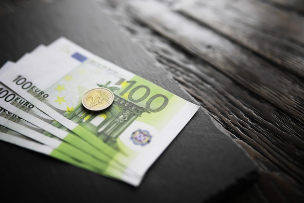 Confezione di banconote da 100 euro e bankground in legno Valuta finanziaria