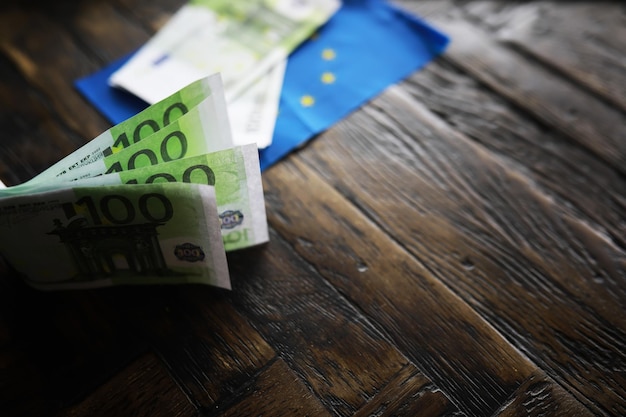 Confezione di banconote da 100 euro e bankground in legno Valuta finanziaria