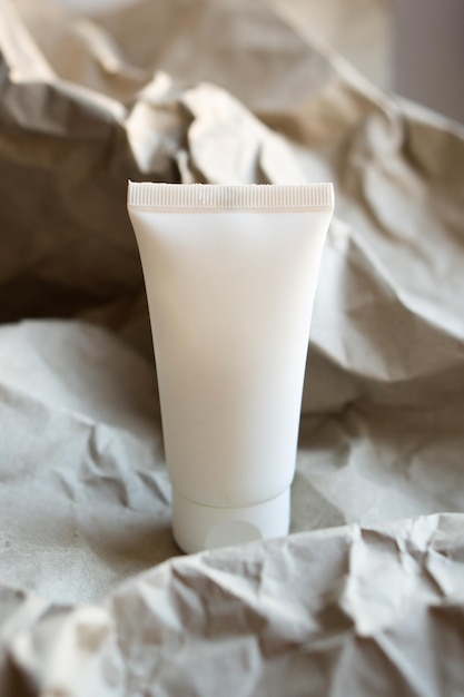 Confezione di cosmetici e prodotti per la cura pronti per il design del tubo bianco di crema mockup
