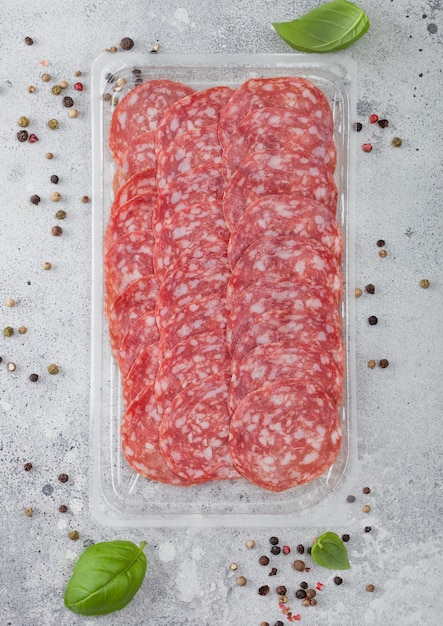 Confezione di fette di salame classico al basilico e pepe