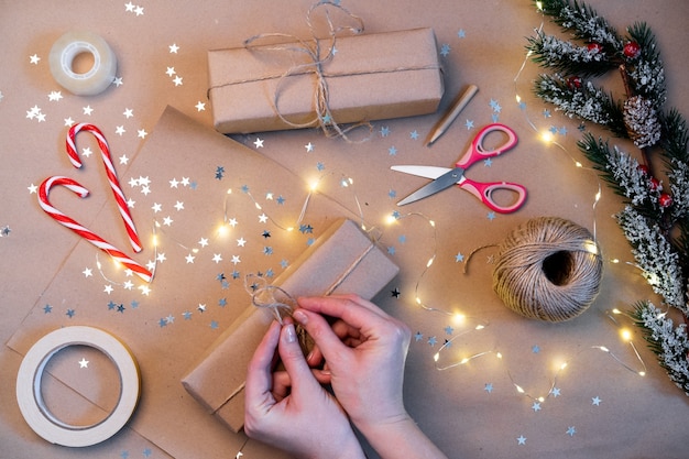 Confezione di regali di Natale in carta kraft, realizzata a mano