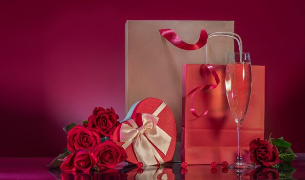 Confezione regalo a forma di cuore con grande borsa per la spesa artigianale di rose rosse ricche