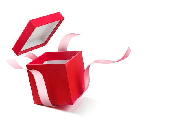 Confezione regalo aperta rossa con nastro isolato su bianco