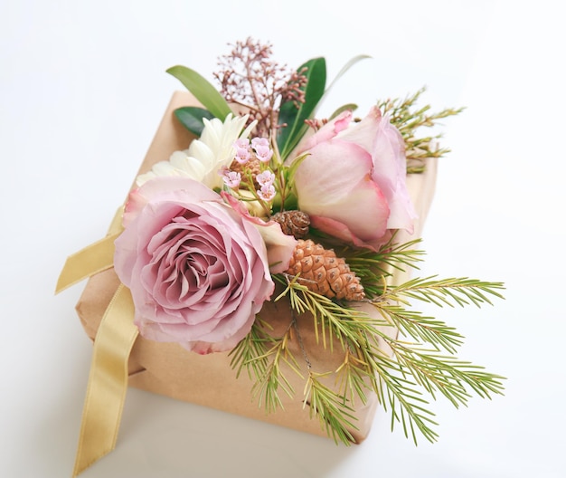 Confezione regalo artigianale con fiori su sfondo bianco
