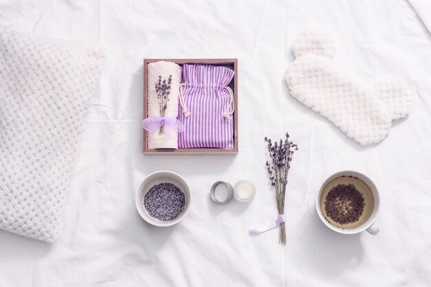 Confezione regalo benessere con salutare tisana alla lavanda, profumo di lavanda che migliora il sonno e allevia l'insonnia.