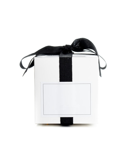 Confezione regalo bianca con etichetta vuota e nastro di raso nero isolato su sfondo bianco elegante regalo di festa
