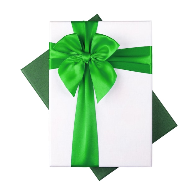 Confezione regalo bianca con nastro verde isolato su sfondo bianco