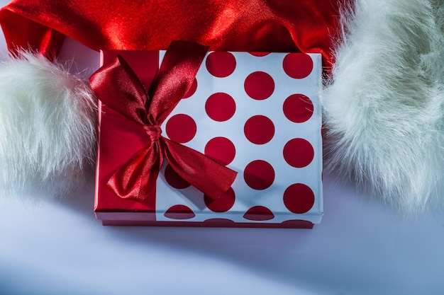 Confezione regalo con cappuccio di Babbo Natale su sfondo bianco