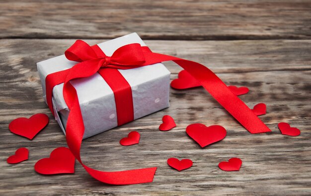 Confezione regalo con cuori in tessuto rosso