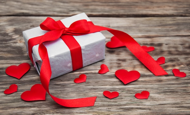 Confezione regalo con cuori in tessuto rosso