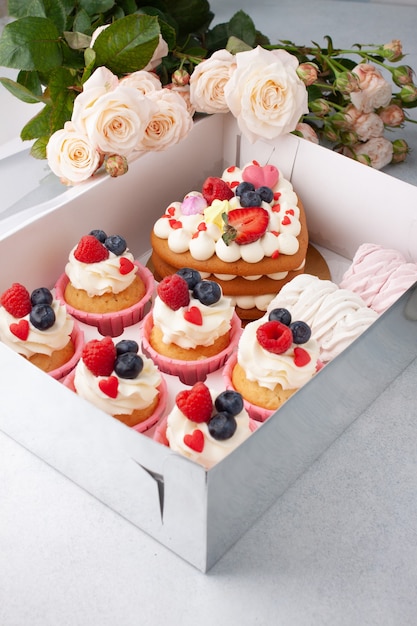 Confezione regalo con cupcakes e rose