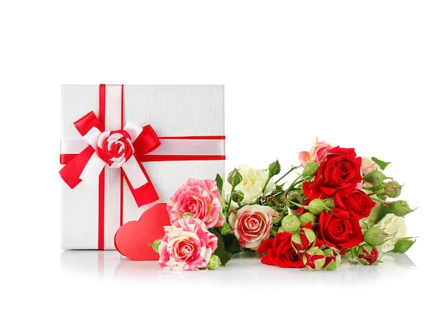 Confezione regalo con fiori e biglietto di auguri su sfondo bianco