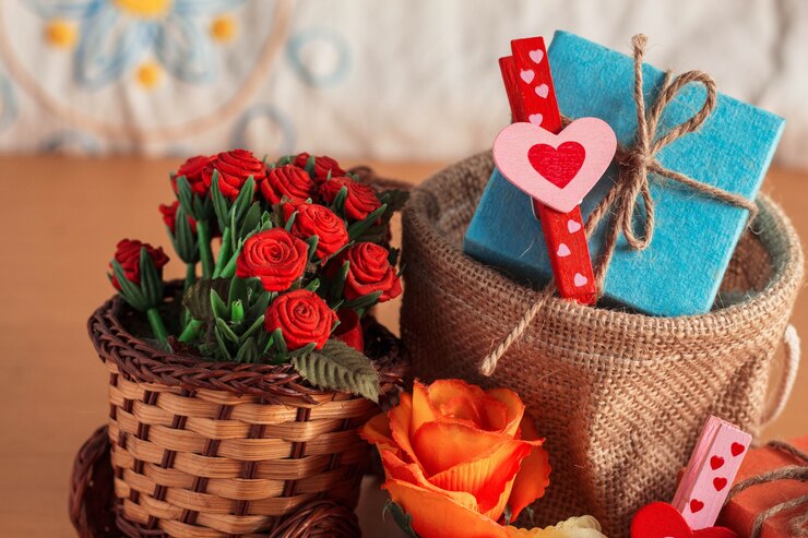 confezione regalo con fiori sul cesto.