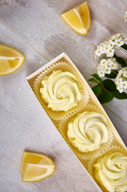 Confezione regalo con marshmallow fatti in casa di colore giallo limone.