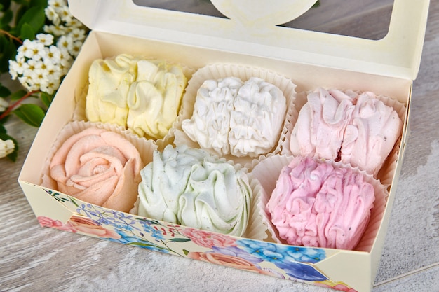 Confezione regalo con marshmallow multicolore pastello fatto in casa.