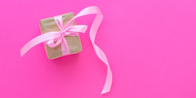 Confezione regalo con nastro rosa