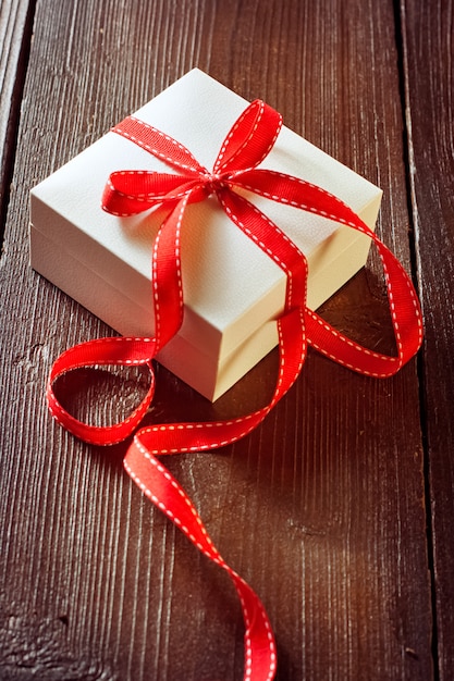 Confezione regalo con nastro rosso