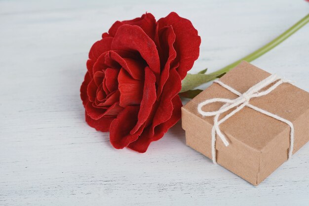 Confezione regalo con rosa rossa