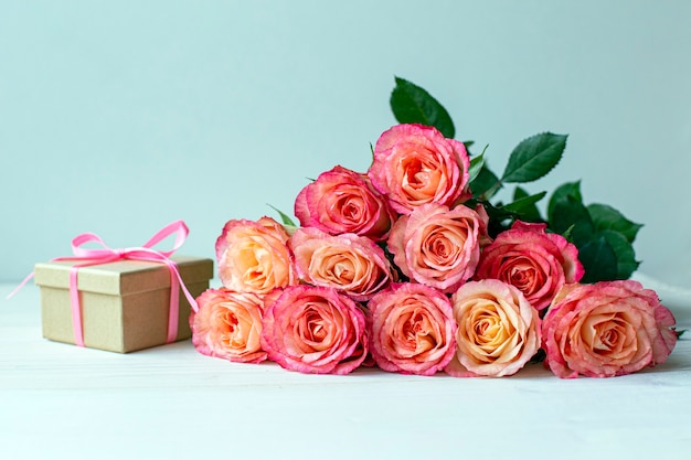 Confezione regalo con rose rosa.