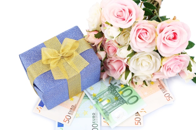 Confezione regalo con soldi e fiori isolati su bianco