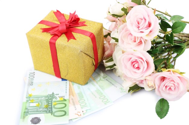 Confezione regalo con soldi e fiori isolati su bianco