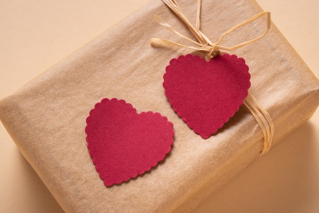 Confezione regalo decorata con due tag cuore di carta, regalo di San Valentino