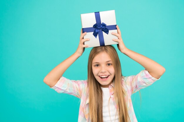 Confezione regalo di compleanno per ragazza bambino Ogni bambino sogna una tale sorpresa La ragazza di compleanno porta il regalo Fare regali Lista dei desideri di compleanno Felicità e gioia Concetto di buon compleanno Piacevole sorpresa