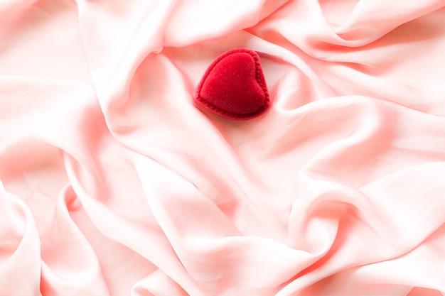 Confezione regalo di gioielli a forma di cuore rosso su seta rosa San Valentino vero amore fidanzamento e concetto di proposta sarai il mio San Valentino?