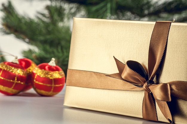 Confezione regalo di Natale, abete e ornamenti