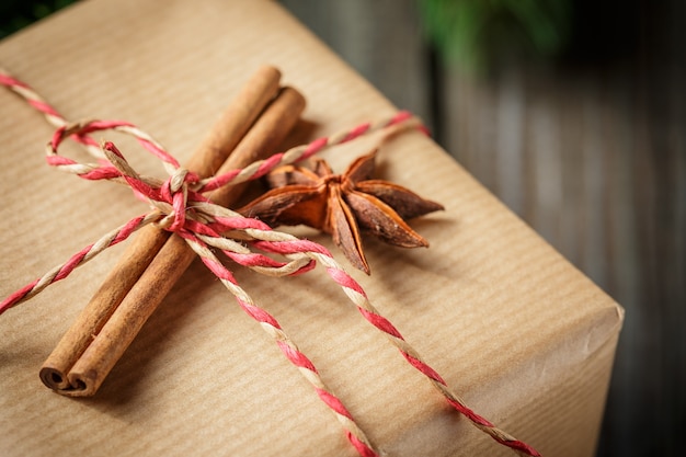 Confezione regalo di Natale con decorazione