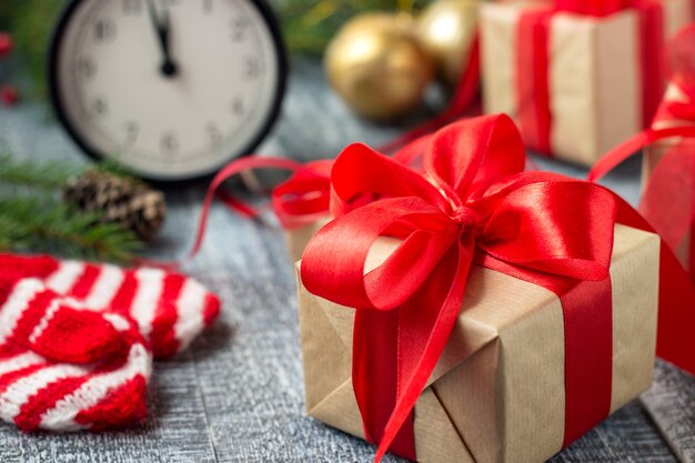 Confezione regalo di Natale con nastro rosso