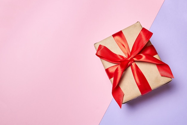 Confezione regalo di Natale con nastro rosso