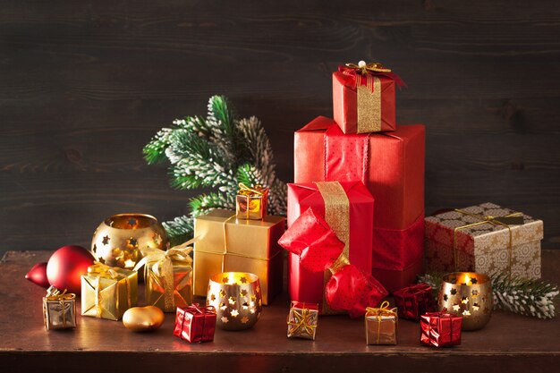 Confezione regalo di Natale e luce decorativa