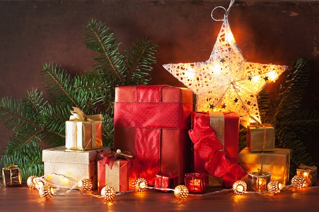 Confezione regalo di Natale e luce decorativa