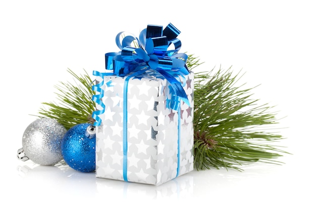 Confezione regalo di Natale e palline blu. Isolato su sfondo bianco
