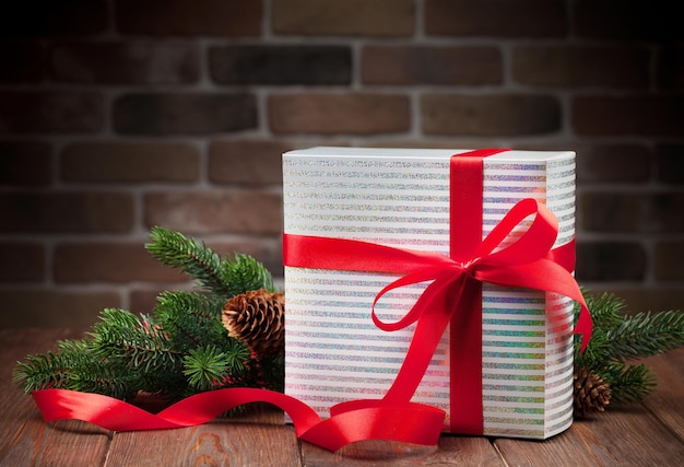 Confezione regalo di Natale e ramo di albero