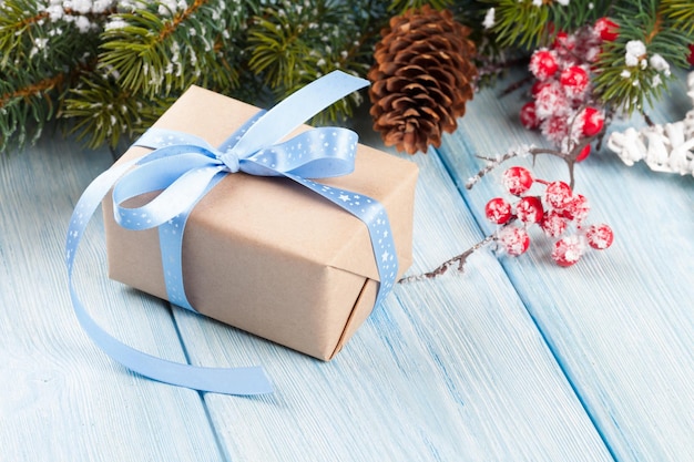 Confezione regalo di Natale e ramo di albero