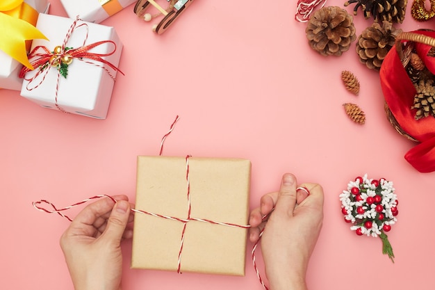 Confezione regalo di Natale isolato sul rosa