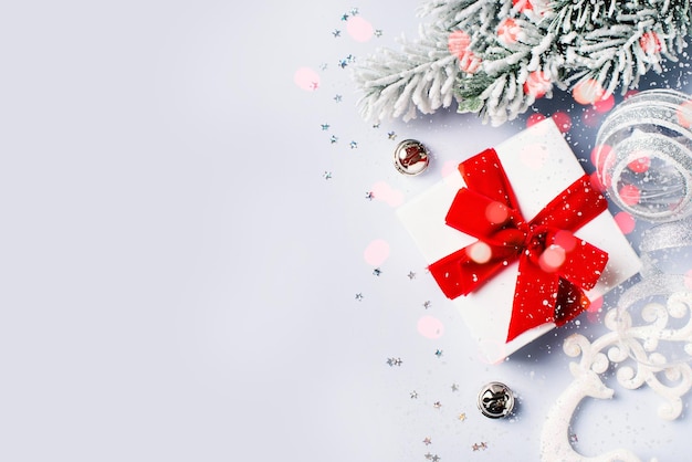 Confezione regalo di Natale piatta su sfondo bianco con decorazione Felice anno nuovo sfondo e spazio copia sfondo vista dall'alto