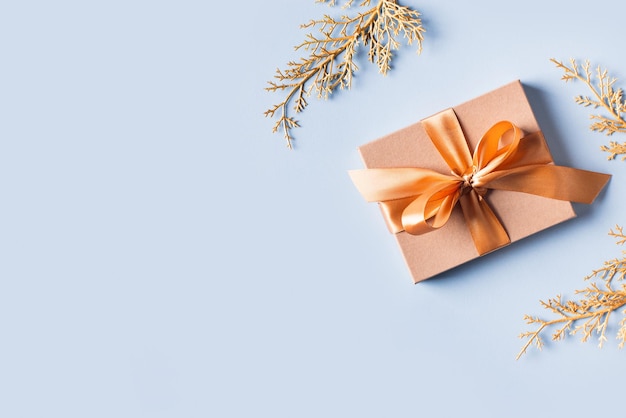 Confezione regalo di Natale piatta su sfondo blu con abete e cono a palla Spazio per la copia dello sfondo del nuovo anno felice