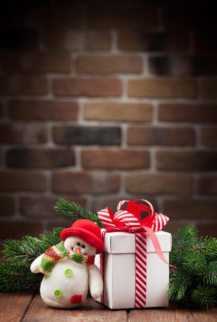 Confezione regalo di Natale pupazzo di neve e ramo di un albero