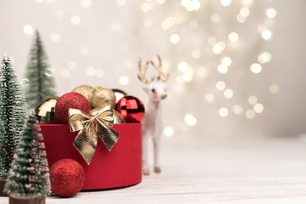 Confezione regalo di Natale rossa con fiocco dorato