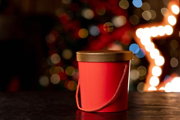 Confezione regalo di natale rossa su sfondo bokeh