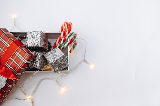 Confezione regalo di Natale su sfondo bianco con un posto per il testo