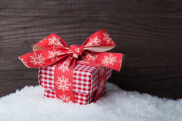 Confezione regalo di Natale sulla neve su legno